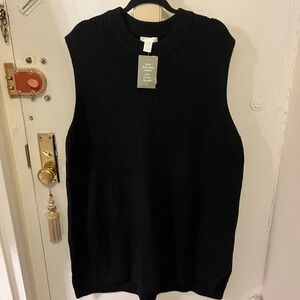 NWT H&M Women’s sleeveless sweater dress with small slits on the sides.